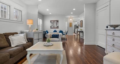 Near campus, Xcel Center, Allianz Field, hospitals, king bed & free parking! 2