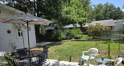 Colorful Family Friendly, Pet Friendly Bungalow, Sleeps 6 - Jacksonville, FL