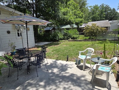 Colorful Family Friendly, Pet Friendly Bungalow, Sleeps 6 - Jacksonville, FL