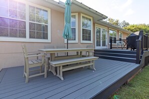 Outdoor dining - Oh Buoy! Bungalow- Family & Pet Friendly Beach House (Saint Augustine)