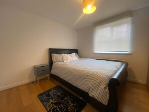2 bedrooms, iron/ironing board, WiFi, bed sheets - Blue Ribbon (London)