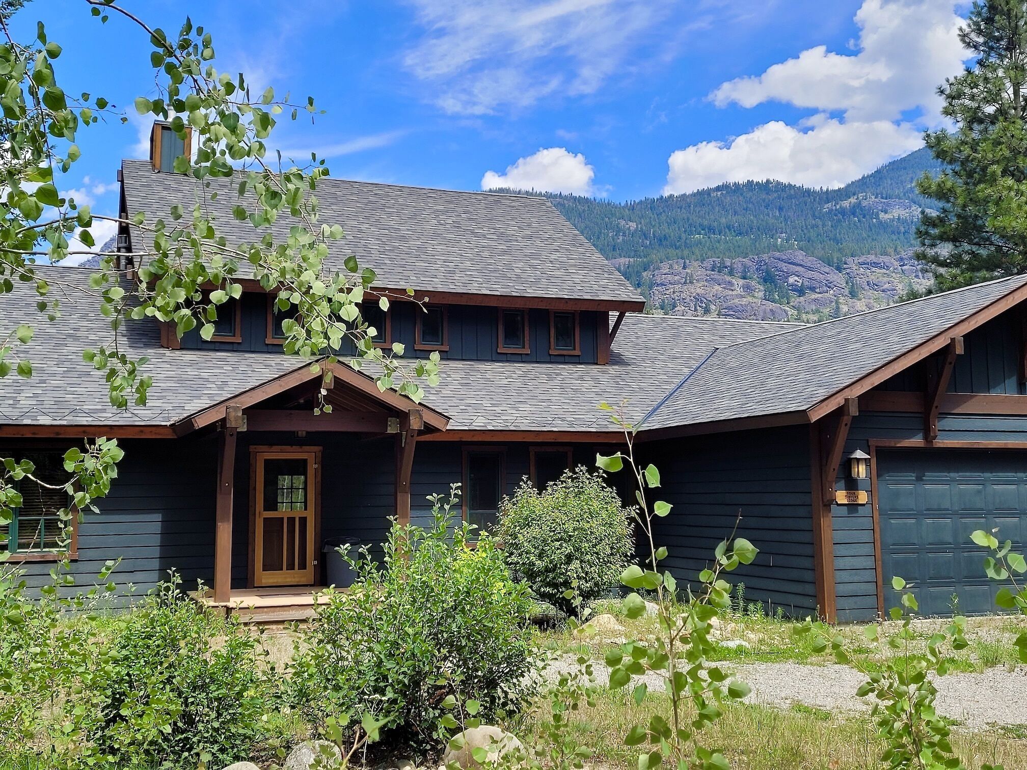 Four Sisters Lodge 3 Bedroom Option-Dog Friendly, Walk to Ski Trail!