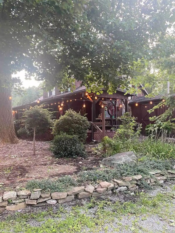 Exterior - Charming Cabin near 7Springs/Ohiopyle/Fallingwater w/lots of room to spread out (Normalville)