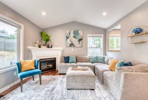 Fireplace - Tranquil Urban Oasis in Bonney Lake (Bonney Lake)