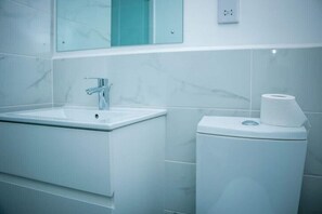 Dusche, Handtücher, Seife, Toilettenpapier