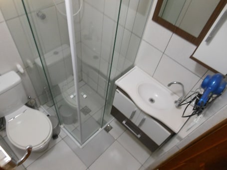 Hair dryer, towels, soap, shampoo. INDEPENDENT LOFT SP W/ GARAGE