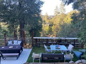 Outdoor dining - Walk2Lake-Beautiful Cozy Getaway/Retreat for ALL! (Crestline)