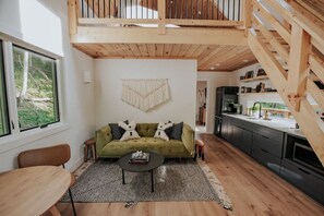 Smart-TV, Kamin, Bücher, Stereoanlage