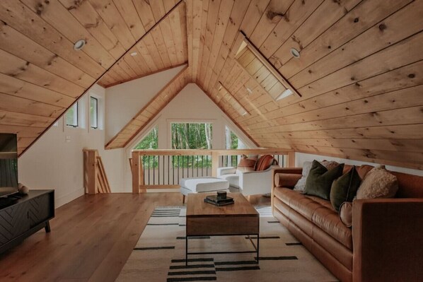 Smart TV, chimenea, libros y estéreo 