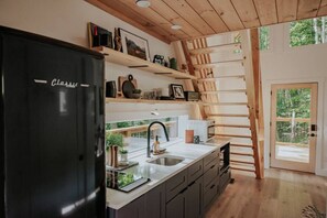 Kühlschrank, Mikrowelle, Ofen, Herdplatte