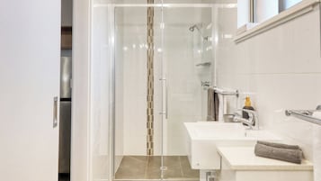 Chuveiro, produtos de toalete grátis, secador de cabelo, sabonete
