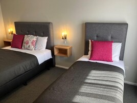 Quarto casal ou duplo luxo | Roupas de cama premium, individualmente mobiliados