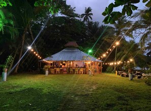 تناول الطعام بالخارج