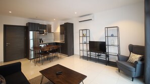 Un apartament modern amb cuina, zona de menjador i saló.