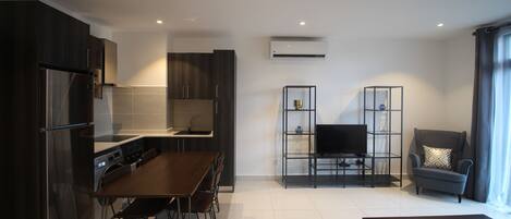Full-sized fridge, microwave, oven, stovetop
