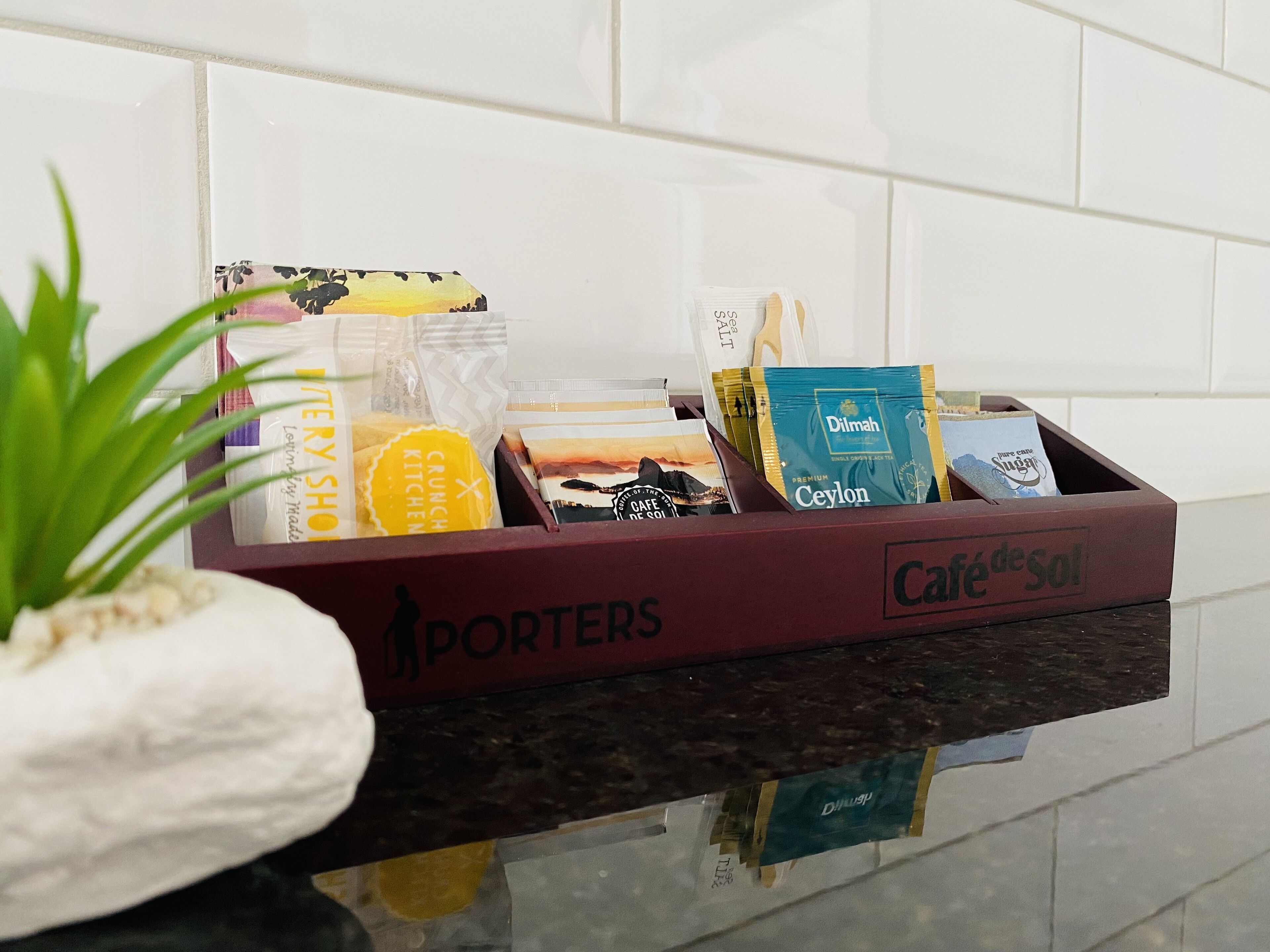 Un plateau contenant divers produits à base de café et une plante.