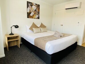 Standard Studio | Desk, free WiFi, bed sheets - Norton Motel (Hamilton)