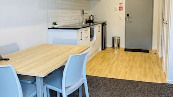 Standard-Studio | Essbereich im Zimmer