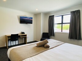 标准开间 | 办公桌、免费 WiFi、床单