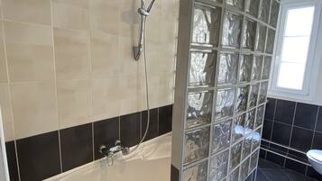 Serviettes fournies, papier toilette