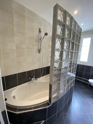 Serviettes fournies, papier toilette