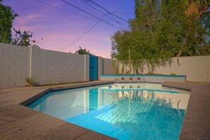 Pool - Stylish Scottsdale Home W/ Pool Heating! (Scottsdale)