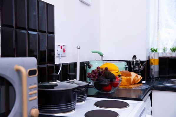 Cookware/dishes/utensils, spices