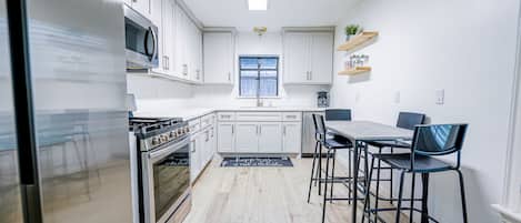 冷蔵庫、電子レンジ、オーブン、コンロ