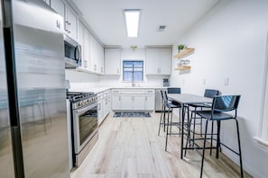 Fridge, microwave, oven, stovetop - Heal House @ Houston Medical Center (Houston)