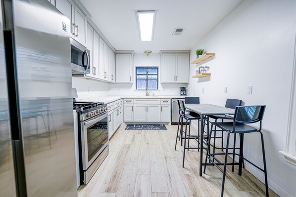 Fridge, microwave, oven, stovetop - Heal House @ Houston Medical Center (Houston)