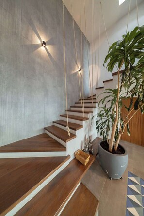 A staircase with wooden steps and a hanging plant. - Beachfront Villa with Heated Pool (La Paz)