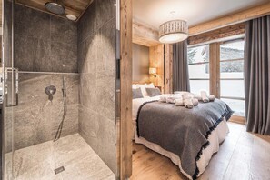 Serviettes fournies, savon, shampooing, papier de toilette