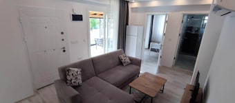 5min Lake Private Entry Garden House in City Center