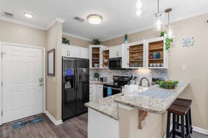 Fridge, microwave, oven, stovetop - 18th Hole Hideout (Myrtle Beach)