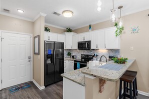 Kjøleskap, mikrobølgeovn, ovn og kokeplater