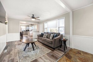 TV, fireplace - Tiger's Refuge sleeps up to 18 -10 min to Clemson (Central)