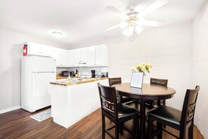 Dining - Tiger's Refuge sleeps up to 18 -10 min to Clemson (Central)