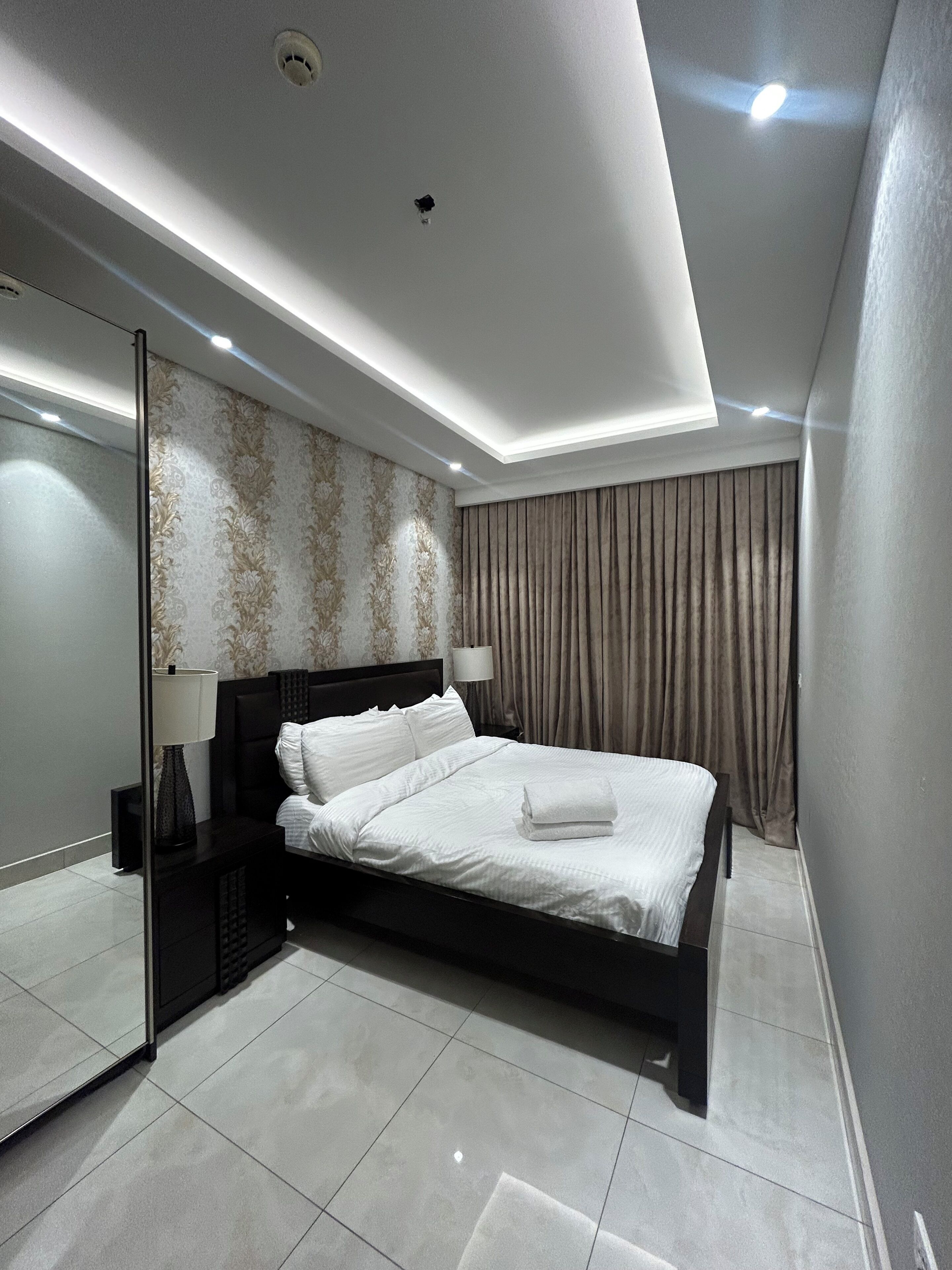 Chambre luxueuse, vue sur la ville | 1 chambre, couette en duvet, décor unique, ameublement unique