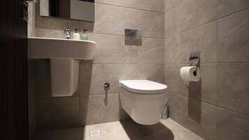 Classic Room | Bathroom | Shower, free toiletries, hair dryer, towels