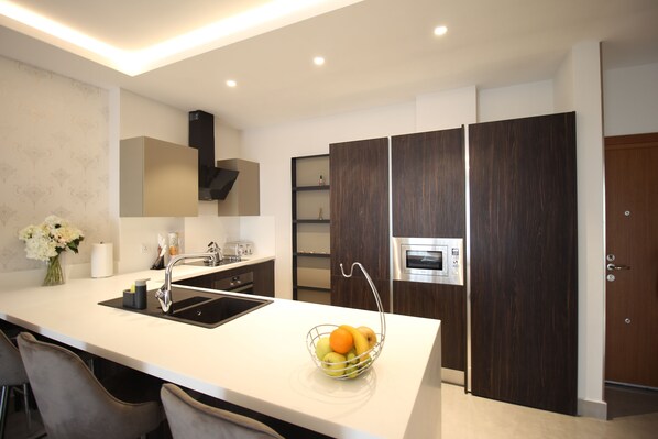 Classic Room | Private kitchen | Microwave, oven, stovetop, electric kettle - Mirage Residences - One Bedroom (Accra)
