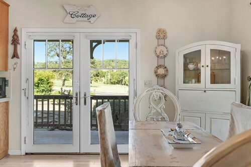 Lovely Home- near fine dining and pool area (Bret Harte Cottage)