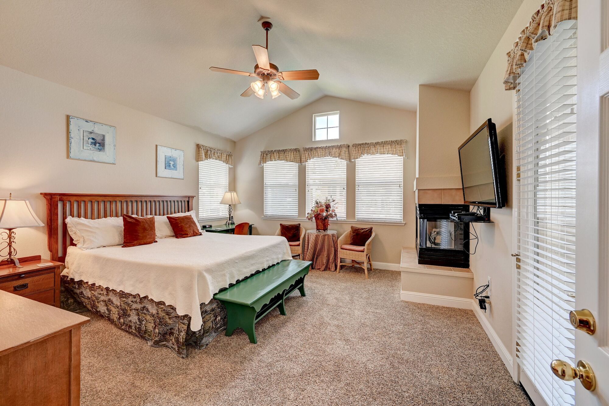 3 bedrooms, iron/ironing board, WiFi, bed sheets