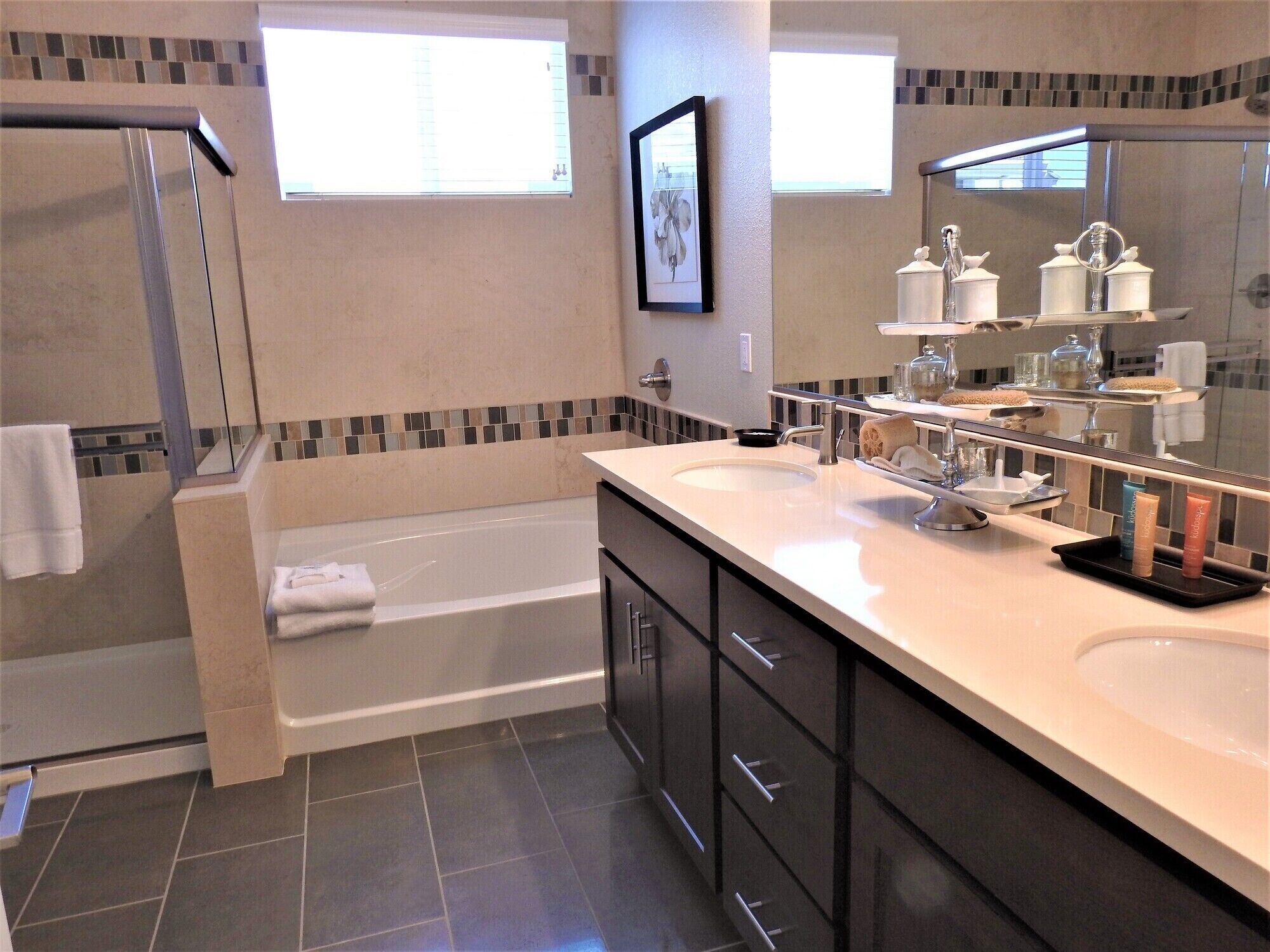 Combined shower/bathtub, hair dryer, towels