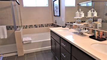 Combined shower/bathtub, hair dryer, towels