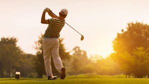 Iemand speelt golf op een zonnige dag.