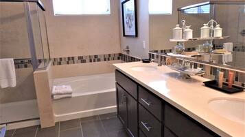 Combined shower/tub, hair dryer, towels