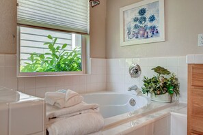 Bathtub, hair dryer, towels - Golden Rule Cottage-located on golfcourse (Angels Camp)