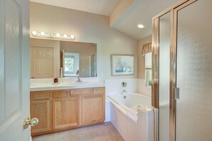 Bathtub, hair dryer, towels - Golden Rule Cottage-located on golfcourse (Angels Camp)