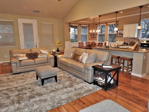 Beautifully furnished home with HOT TUB