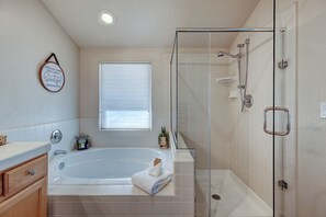 Hair dryer, towels - Beautifully furnished home with HOT TUB (Angels Camp)